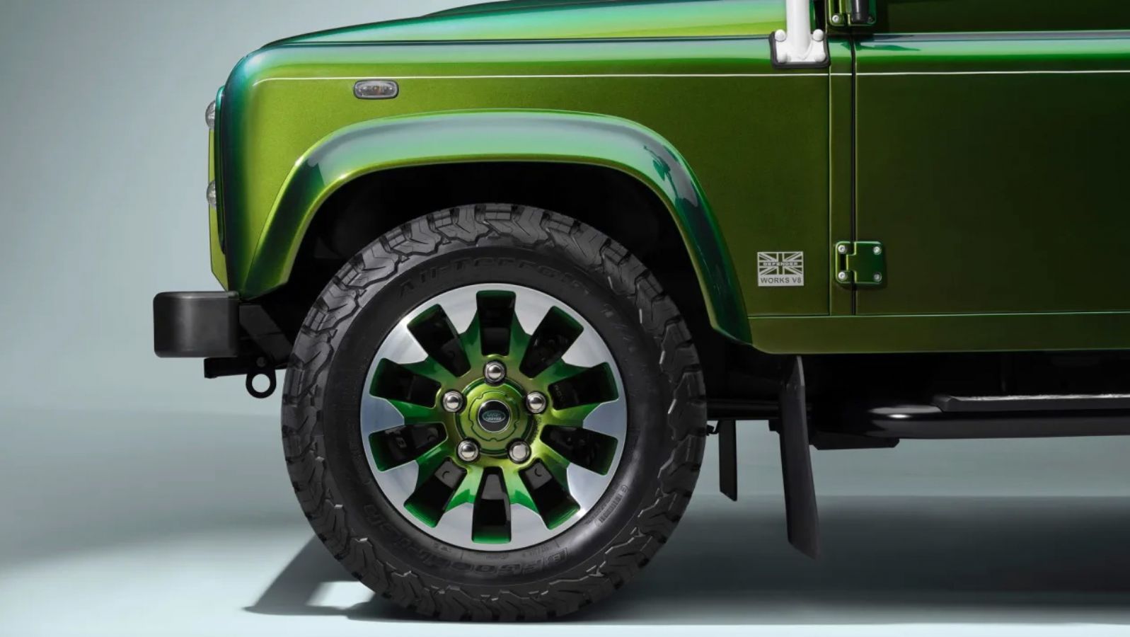 Η Land Rover ετοίμασε 4 κλασικά Defender που αλλάζουν χρώμα!